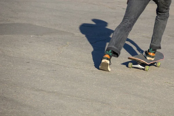 Skateboarder legs riding skateboard — Stock Photo, Image