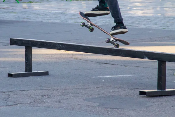 Skateboarder Beine Skateboard fahren — Stockfoto