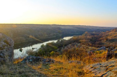 Güney Bug Nehri üzerinden günbatımı üzerinde sonbahar