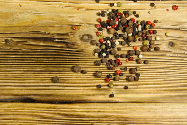 A fából készült asztal paprika fűszer keverék — Stock Fotó