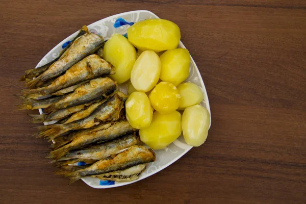 Aringa baltica fritta con patate bollite su un piatto — Foto Stock