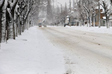 Kaygan kentsel yol kar yağışı sonra