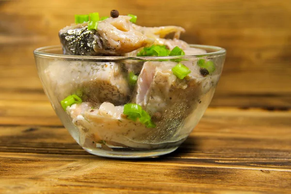 Ahşap masa üzerinde cam kapta Marine sazan