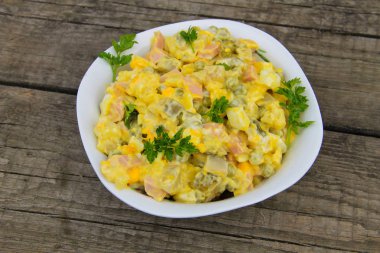 Geleneksel Rus salatası olivier ahşap tablo