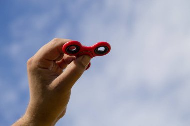 Topluca spinner stres giderici oyuncak tutan adam 