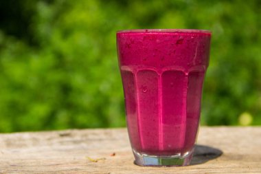 Cam berry güler yüzlü bulanık arka plan üzerinde ahşap tablo