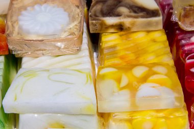 Farklı doğal el yapımı sabunlar yığını 