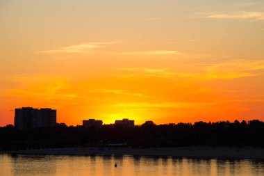 Kremenchug Dnieper Nehri üzerinde turuncu günbatımı 