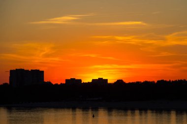 Kremenchug Dnieper Nehri üzerinde turuncu günbatımı 