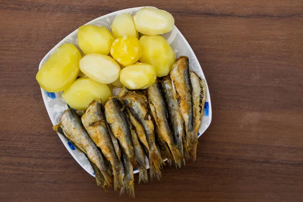 Gebakken Oostzeeharing gekookte aardappelen — Stockfoto