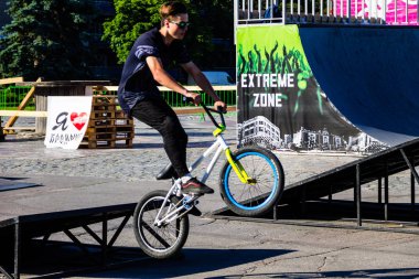 Kask içinde skatepark rekabet içinde aşırı Bmx sürücüsü