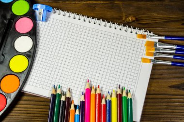 Ahşap arka plan üzerinde çizim araçları kümesi 