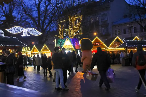 Kimliği belirsiz kişi de akşam adil Noel boyunca yürüyüş