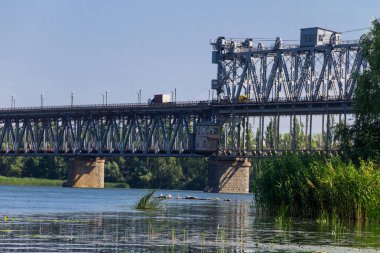 Kremenchug Dnieper Nehri üzerindeki trafik ile köprü