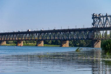 Kremenchug Dnieper Nehri üzerindeki trafik ile köprü