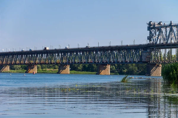 Міст з трафіком над Дніпром в Кременчузі — стокове фото