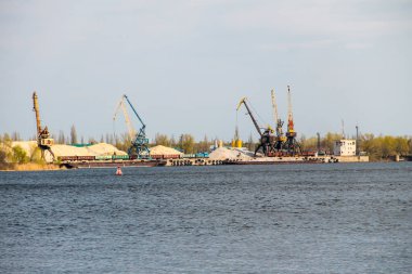 Kremenchug Dnieper Nehri üzerinde kargo limanında liman vinç