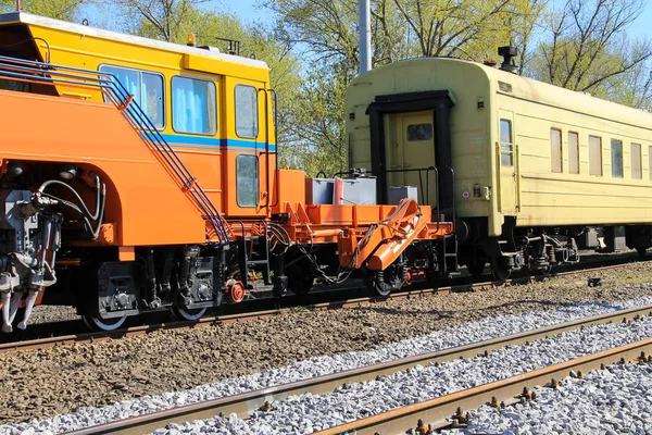 Вид на ремонтный поезд на железнодорожном полотне — стоковое фото