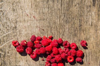 Ahududu rustik ahşap zemin üzerine