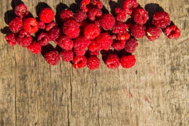 Ahududu rustik ahşap zemin üzerine