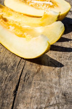 Rustik ahşap arka plan üzerinde olgunlaşmış kavun