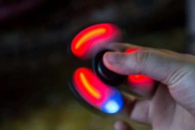 Spinner oyuncak led ışık ile kıpır 