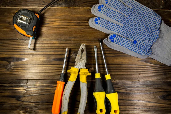 Ahşap arka planda çalışma araçları kümesi