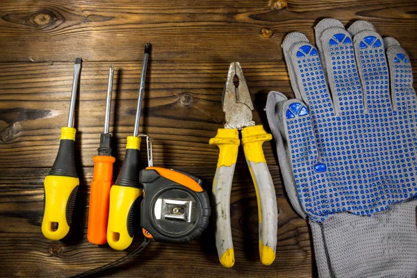 Ensemble d'outils de travail sur fond en bois — Photo