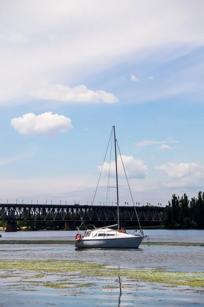 Yate de vela blanco en el río —  Fotos de Stock