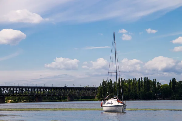 Yate de vela blanco en el río —  Fotos de Stock
