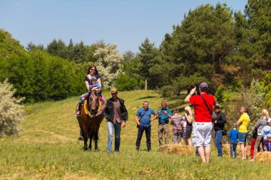 Genç kadın ve çocuk ile bir at önde gelen adam binmek