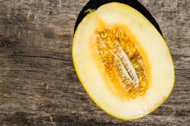 Kavun rustik ahşap arka plan üzerinde yarısı