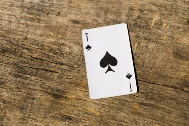 Eski ahşap arka plan üzerinde maça ası