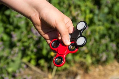 Çocuk iki topluca spinner ile oynarken stres giderici oyuncaklar 