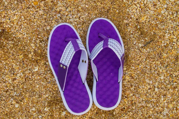 Paar Flip-Flops an einem Sandstrand — Stockfoto