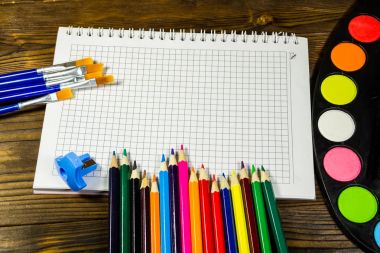 Ahşap arka plan üzerinde çizim araçları kümesi 