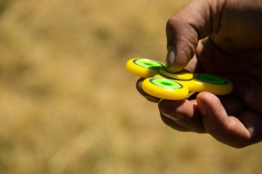 Adam oyuncak rahatlatma topluca spinner stres ile oynamak 