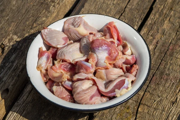 Raw chicken gizzards in metal enamelled bowl — Stock Photo, Image