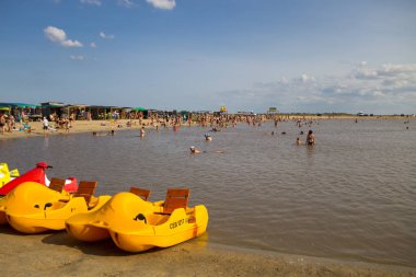 Bilinmeyen insanlar tuz gölde yıkanmak