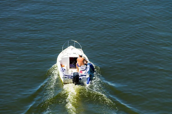 Barco a motor flotando en el río Dnieper — Foto de Stock