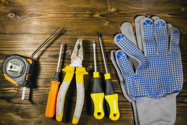 Ensemble d'outils de travail sur fond en bois — Photo