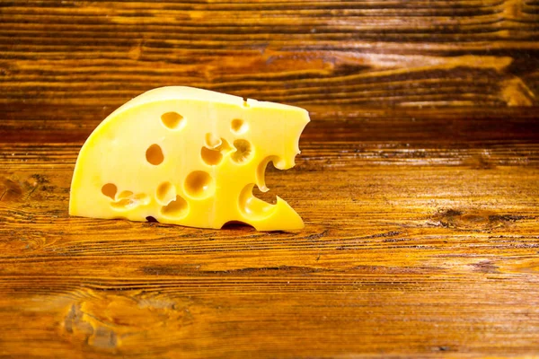 ahşap zemin üzerine peynir parçası