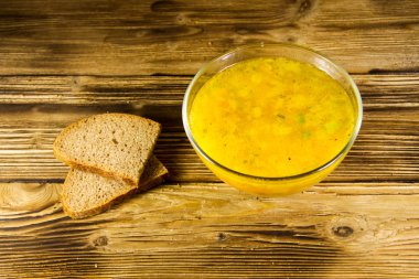 Ahşap masa üzerinde cam kapta taze çorba