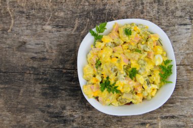 Geleneksel Rus salatası olivier ahşap tablo