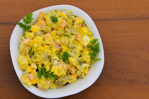 Geleneksel Rus salatası olivier ahşap tablo