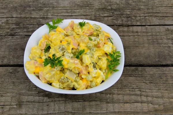 Geleneksel Rus salatası olivier ahşap tablo