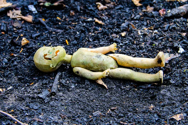 灰背景に放棄された古い壊れた人形 — ストック写真