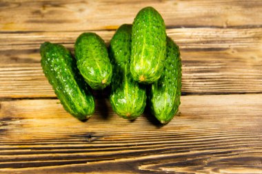 Tahta masadaki taze salatalıklar.