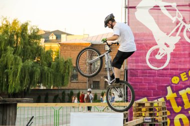 Adam parkta onun deneme motosiklet üzerinde bir denge tutmak