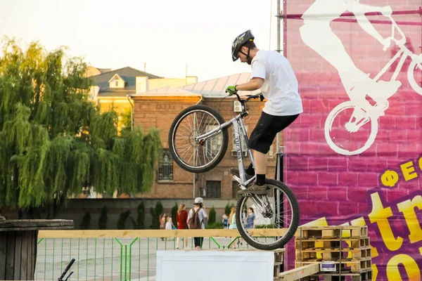 Man die een evenwicht houden op zijn tijdrit fiets in het park — Stockfoto